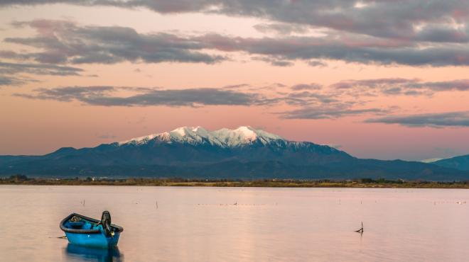 Vue sur le Canigou depuis l'étang de Canet-en-Roussillon Vue sur le Canigou depuis l'étang de Canet-en-Roussillon