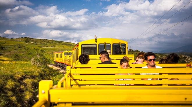 Le train jaune en été Le train jaune en été