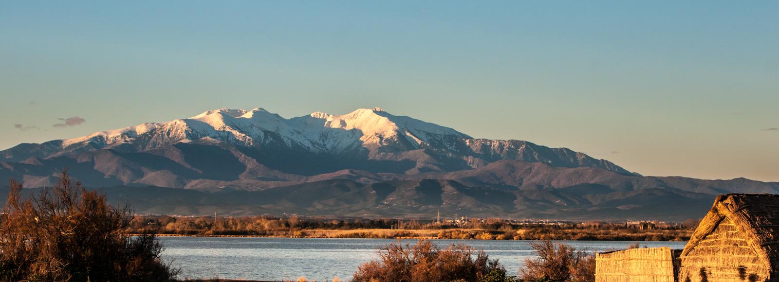 Canigou et cabanes de pêcheurs, Canet-en-Roussillon Canigou et cabanes de pêcheurs, Canet-en-Roussillon